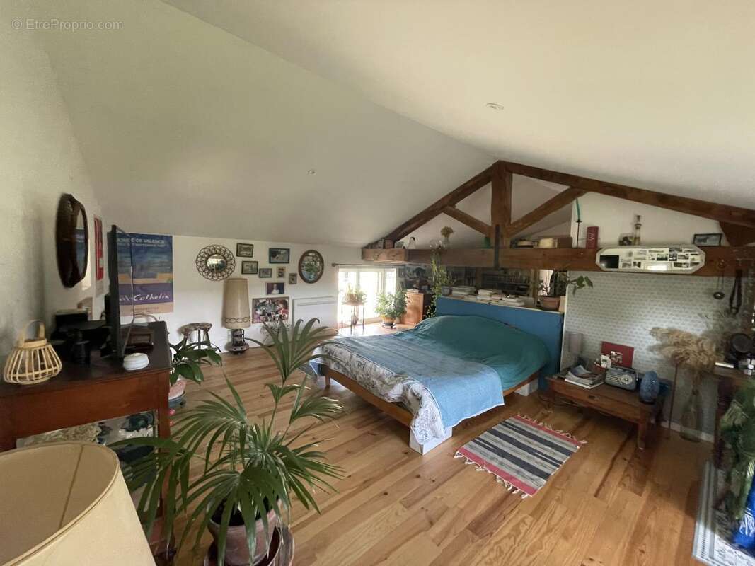 Maison à CHARMES-SUR-RHONE