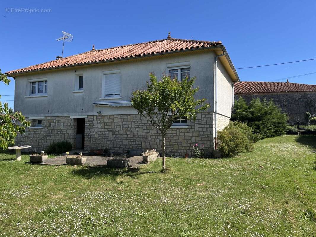 Maison à CHASSENEUIL-SUR-BONNIEURE