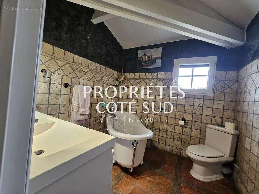 Maison à SAINT-LAURENT-DES-ARBRES