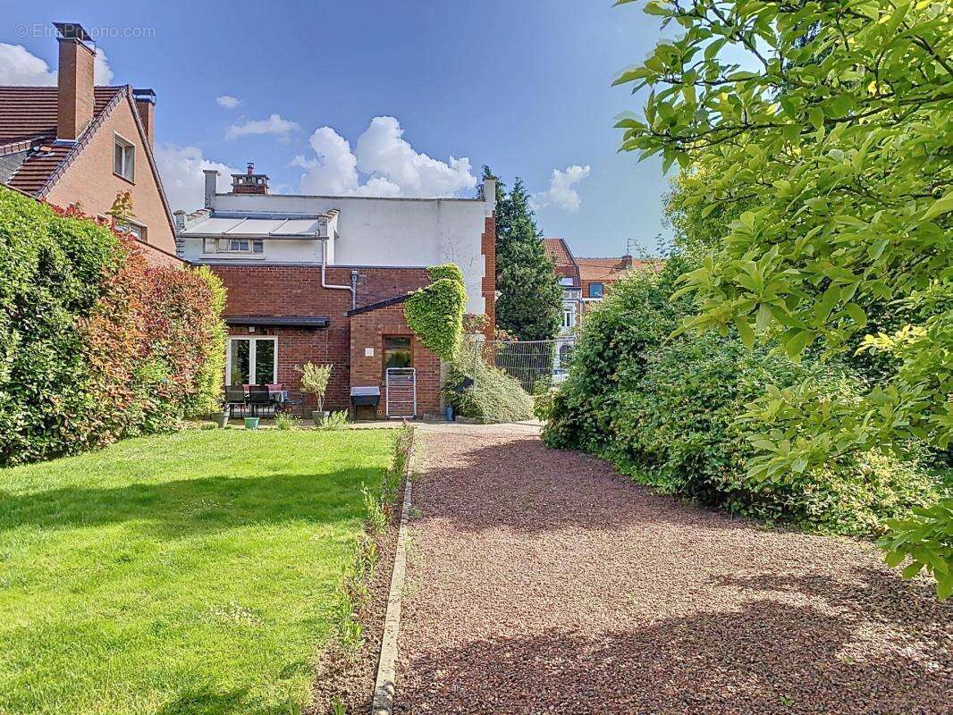 Maison à LA CHAPELLE-D'ARMENTIERES