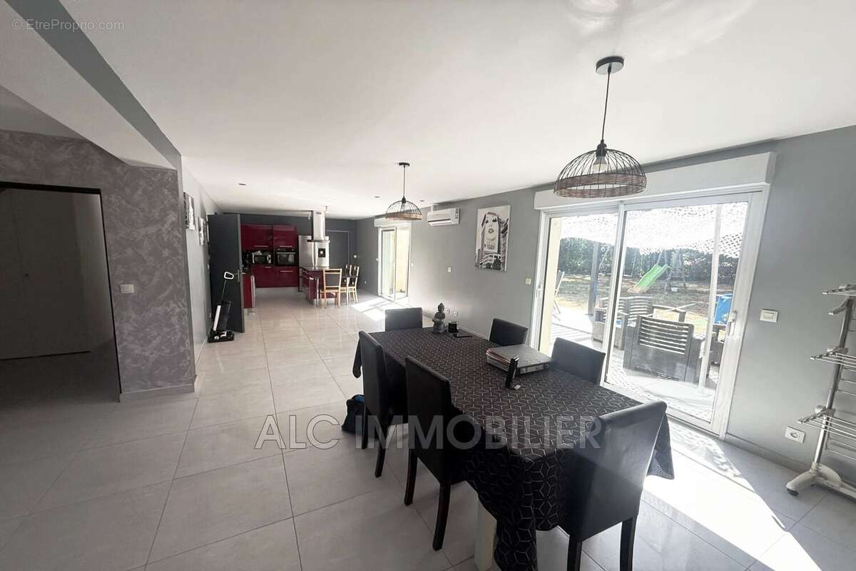 Maison 163 m² à Villaines-La-Carelle  - photo 4