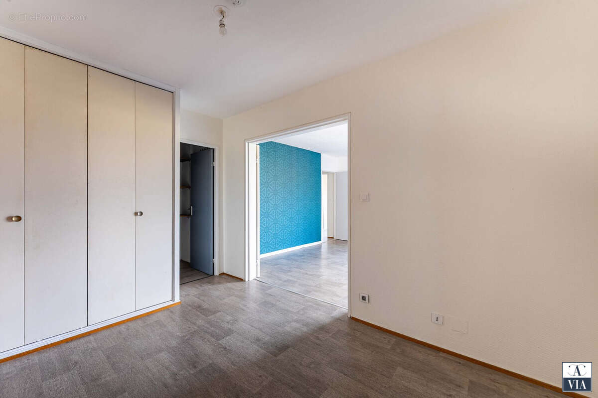 Grande entrée avec placard  - Appartement à SCHILTIGHEIM