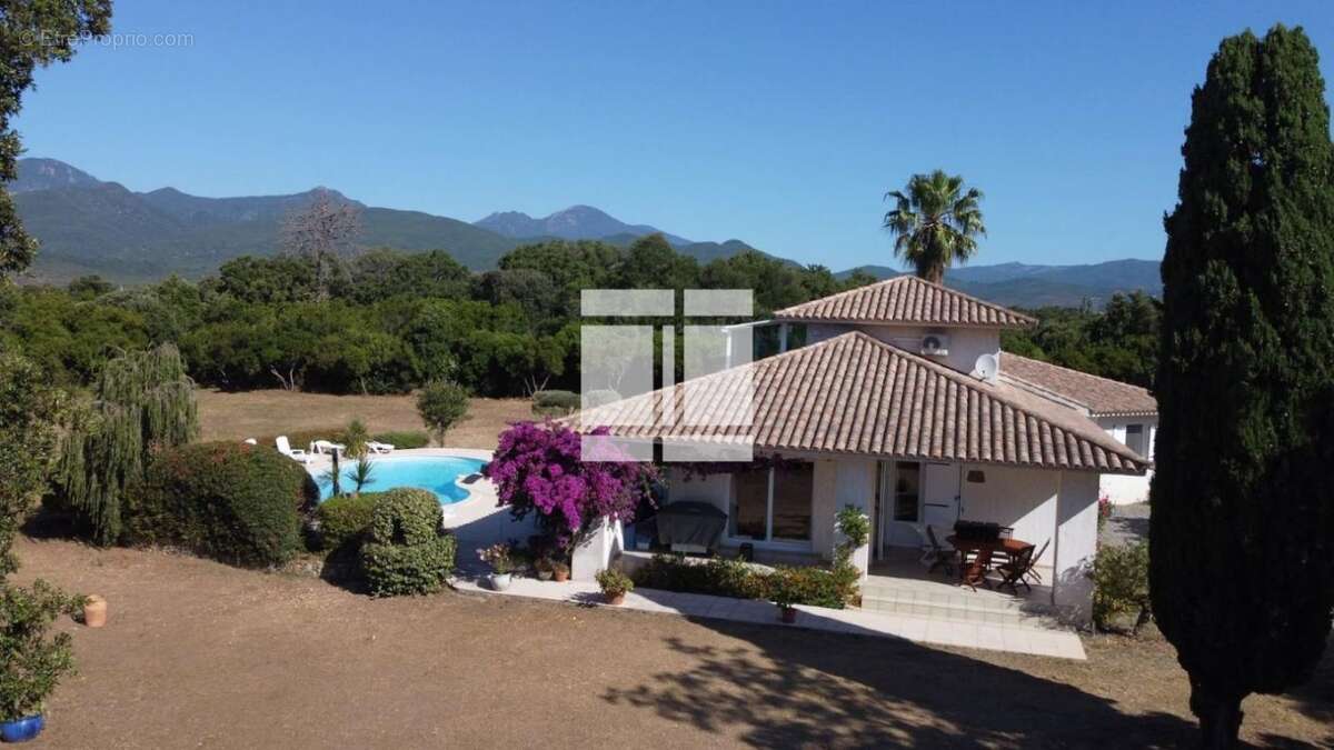 Charmante villa de 167m2 avec piscine édifiée sur un terrain de 2 722m2 - photo 2