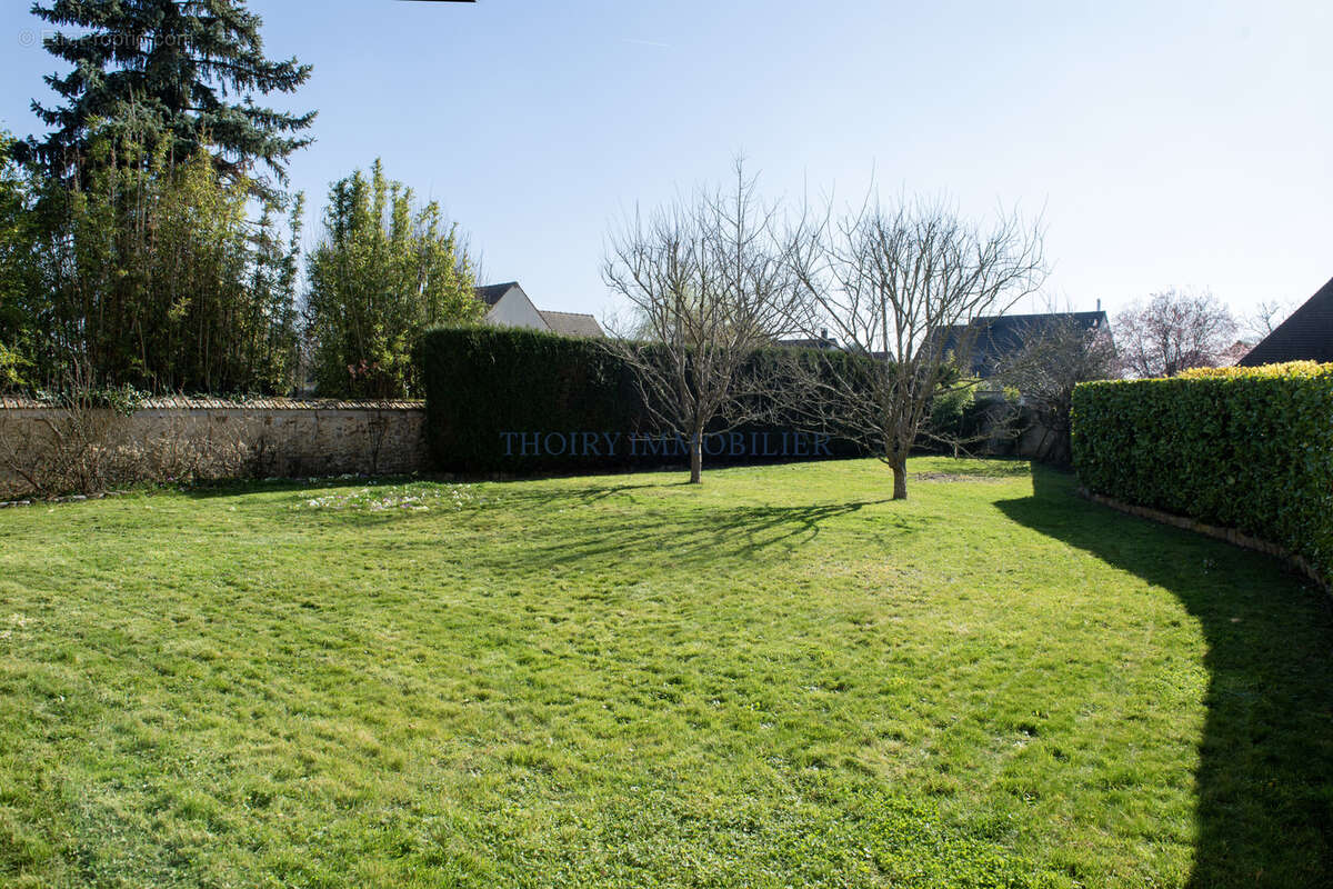 Propriété du 19e siècle en pierres apparentes de 210 m2 habitables + dépendance sur 1281 m2 de terrain - photo 5