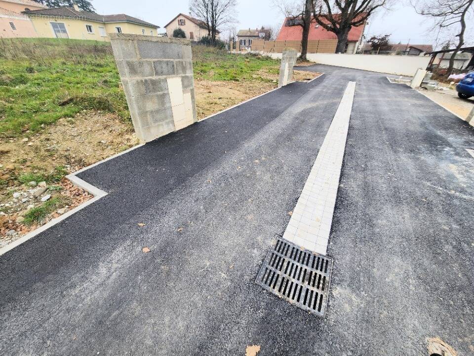 Terrain à SAINT-BONNET-DE-MURE