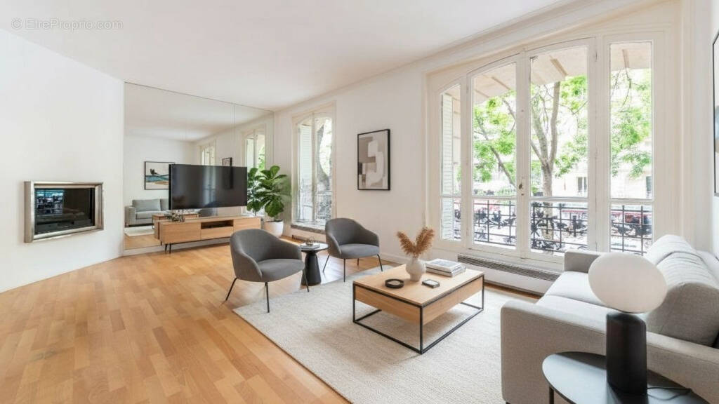 Appartement à PARIS-16E
