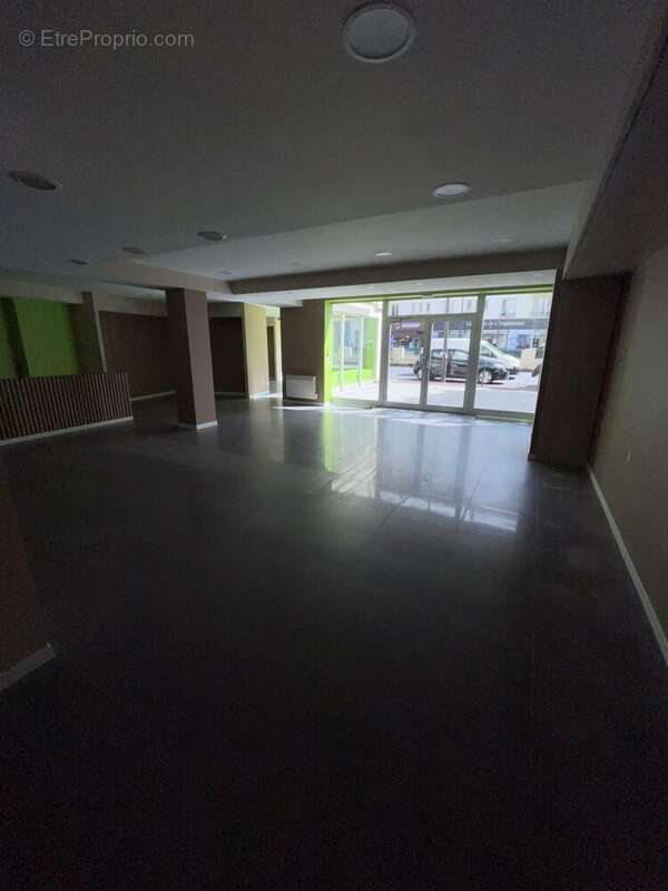 Commerce 148 m² à Rueil-Malmaison  - photo 2