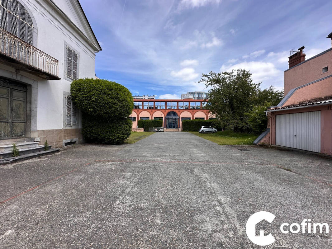 Locaux de bureaux + garages et parking + maison à rénover - Appartement à TARBES