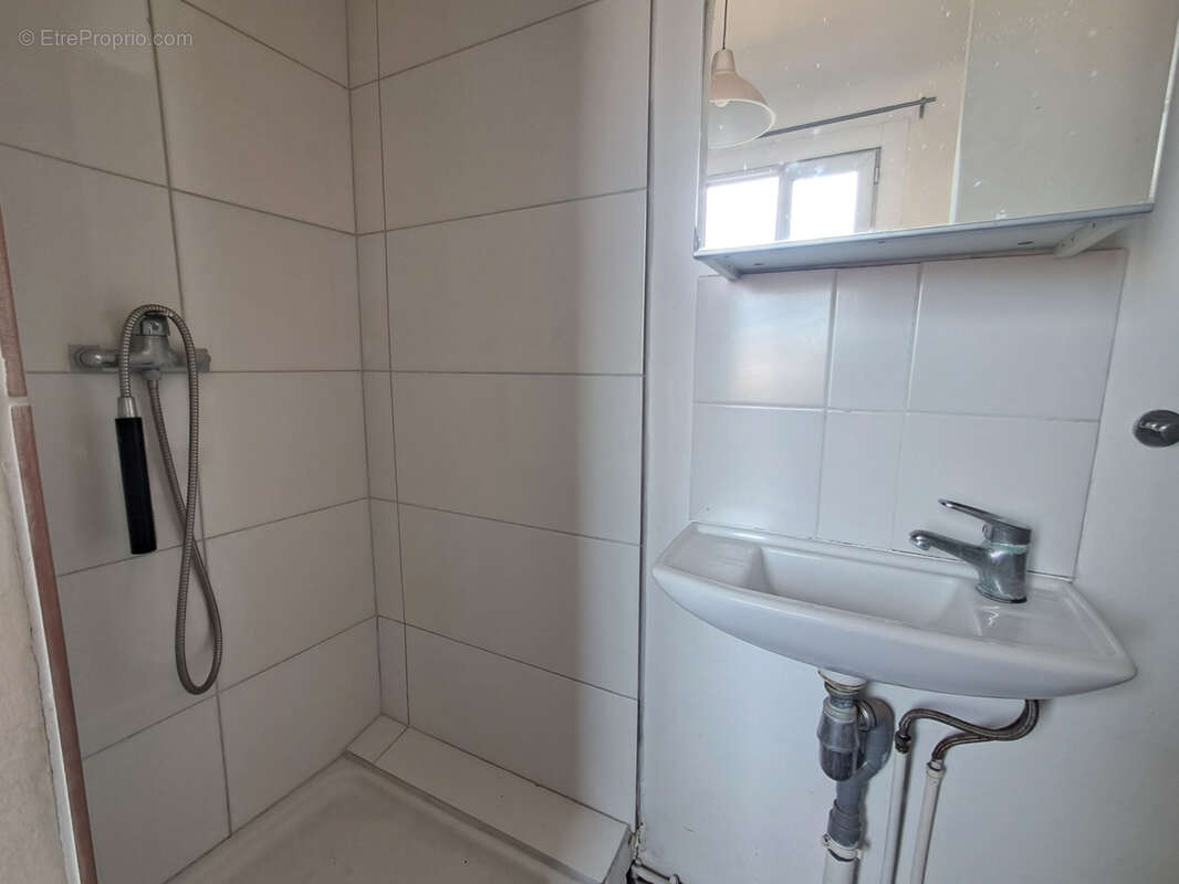 Studio en dernier étage de 21m2 habitable à Vendre à Marseille 13006 Proche Préfecture - photo 3
