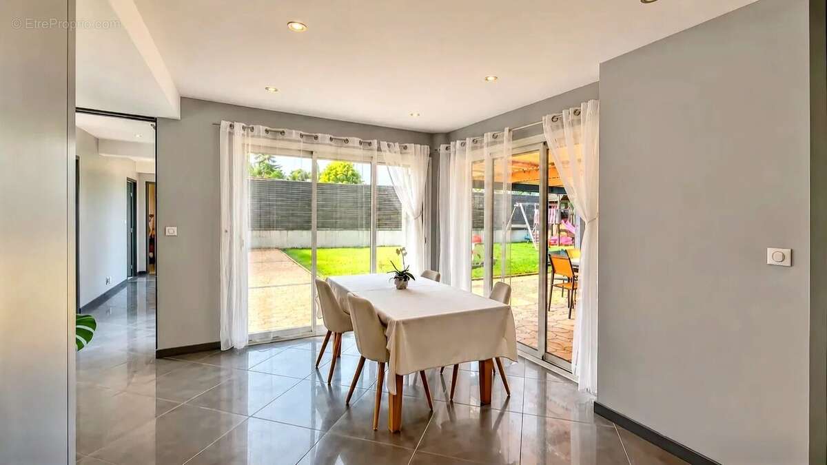 Maison à SAINT-REMY-EN-ROLLAT