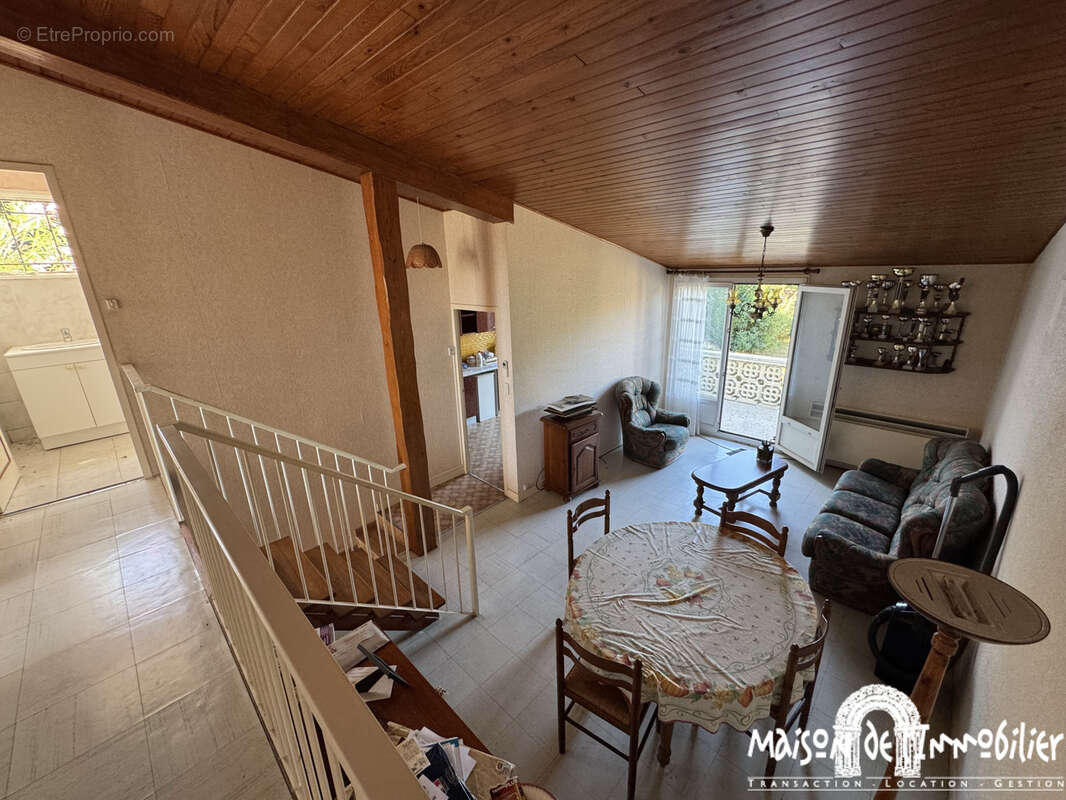 A vendre à COGNAC - Maison atypique de 4 pièces avec deux garages et jardin. - photo 3