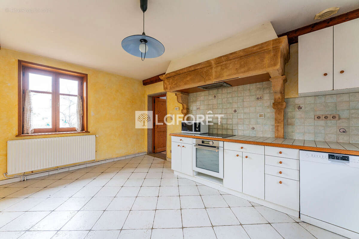 Maison à LA TOUR-DE-SALVAGNY