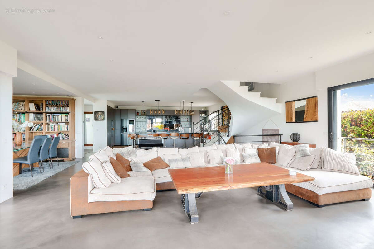 Maison à SAINT-LAURENT-DU-VAR