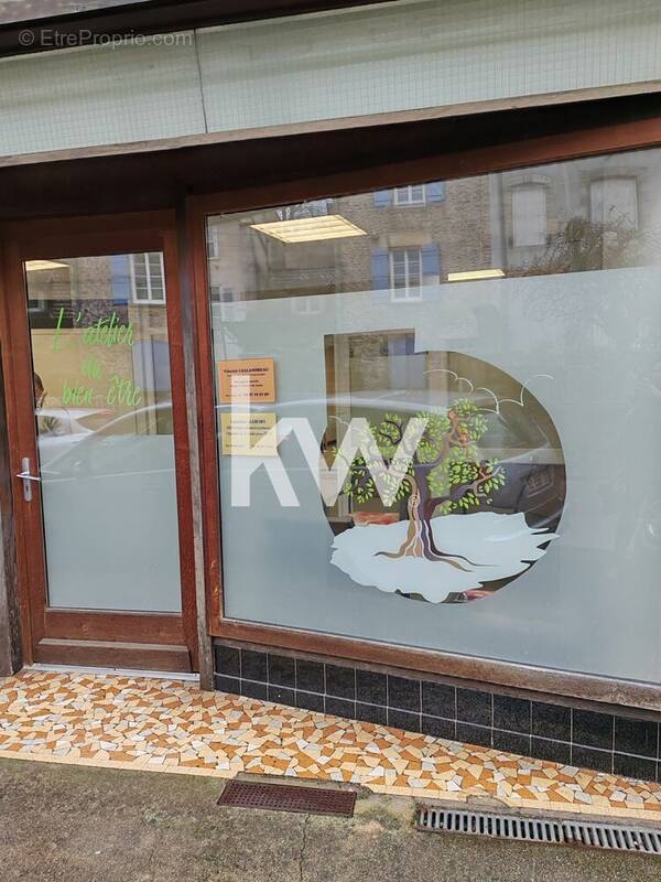 Commerce à SAINT-YRIEIX-LA-PERCHE