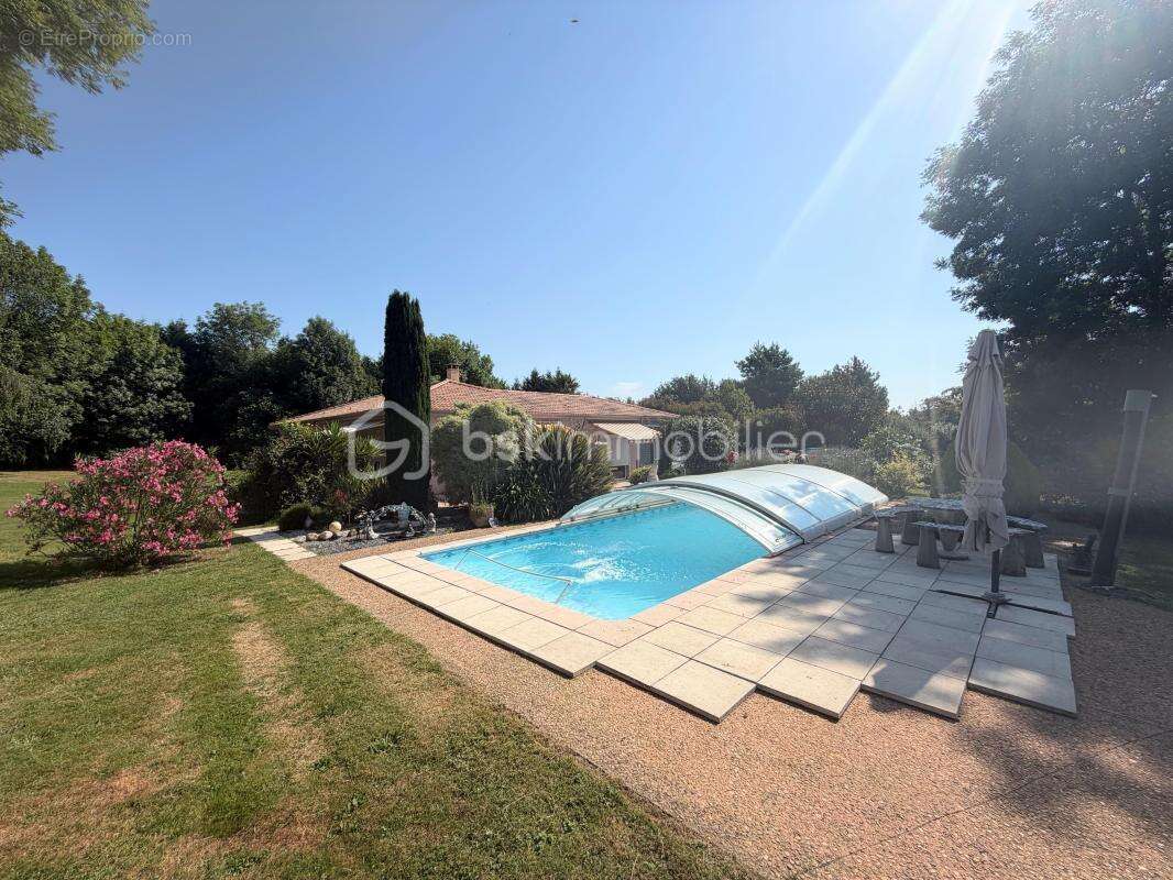 Propriété avec maison de plain-pied et son studio et son beau terrain de 3333 mètres avec piscine de 9X4 à l'abri des regards - photo 4