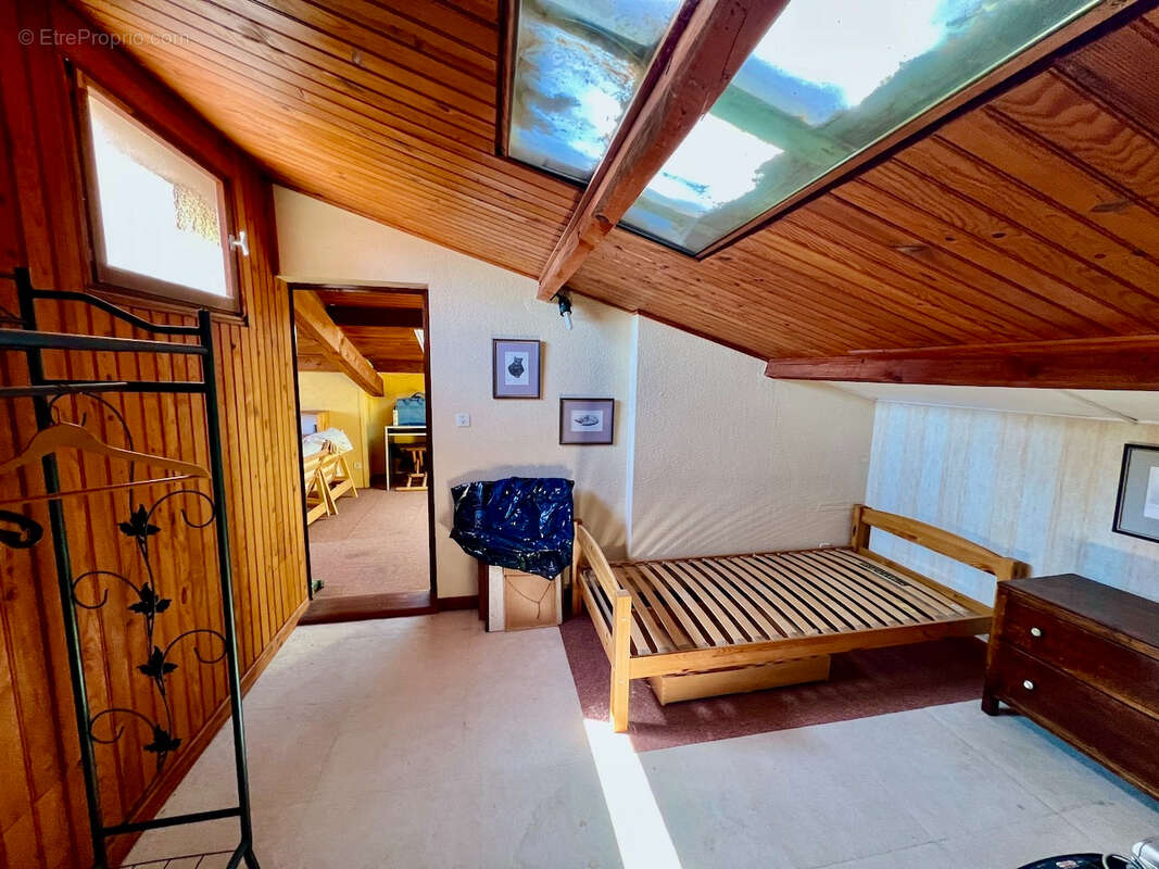 À quelques minutes du centre de Laroque-Timbaut, venez découvrir cet ensemble immobilier  d'environ 150 m² avec gîte et piscine, - photo 11