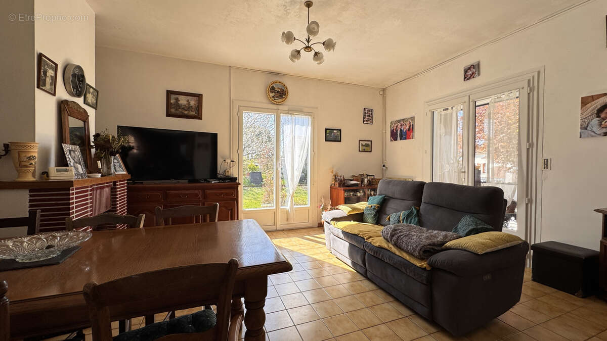 Maison à BARBEZIEUX-SAINT-HILAIRE