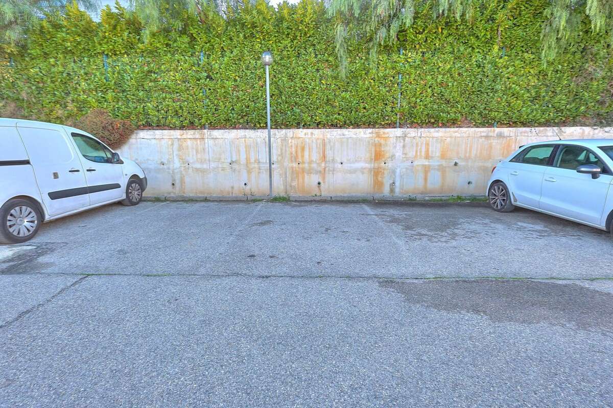 Commerce à VALLAURIS