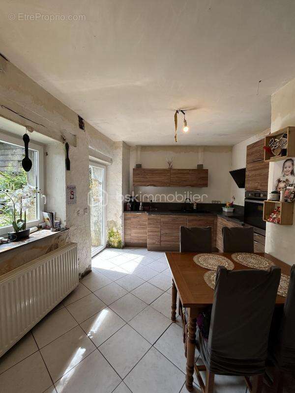 Maison à VIVIERS-SUR-CHIERS