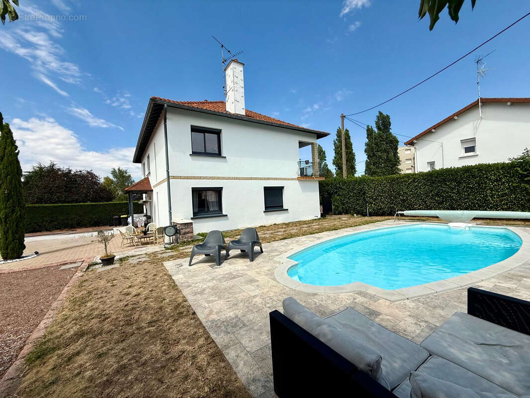Maison familiale 6 chambres avec appartement indépendant, piscine et grand garage à Mably - photo 3