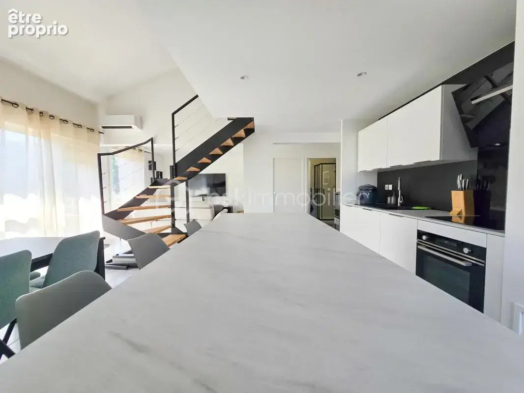 EYBENS – Dernier étage – Appartement rénové avec goût, balcon et potentiel 2 chambres - photo 5