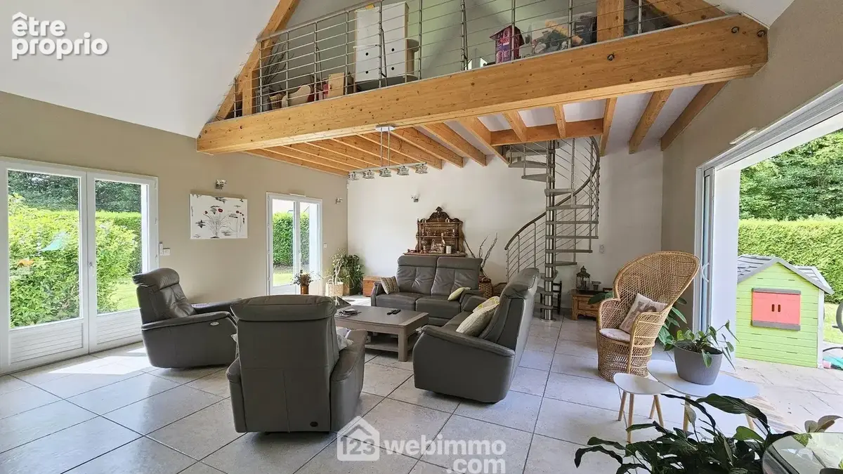 Un superbe séjour cathédrale de 41 m² traversant et son accès à la seconde terrasse.