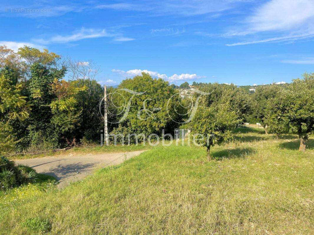 Terrain à APT