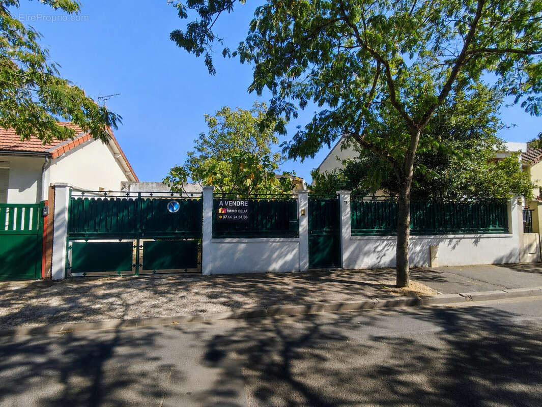 LE BLANC-MESNIL CENTRE VILLE : Maison + Dépendance F2 + Garage - 9 pièces 7 chambres - DPE C - photo 2