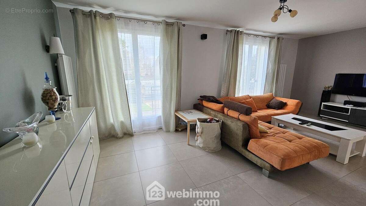 Voici le séjour traversant donc très lumineux. - Maison à MILLY-LA-FORET