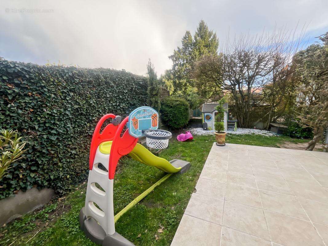  Maison 4 chambres à vendre, idéalement située proche commerces, écoles et commodités, belle pièce de vie lumineuse, terrain clo - photo 12