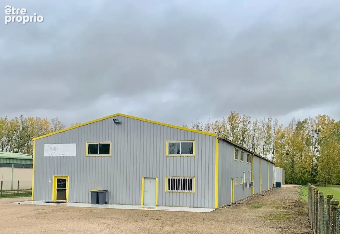 LOCAL PROFESSIONNEL + STOCKAGE - 1170 m2 bâtis sur 5886m2 de terrain - photo 3
