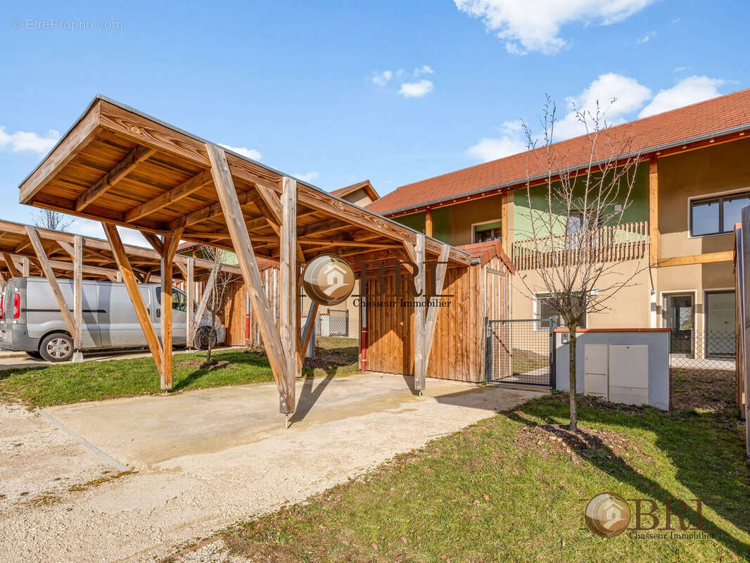 parking carport privatifs - Maison à PALADRU