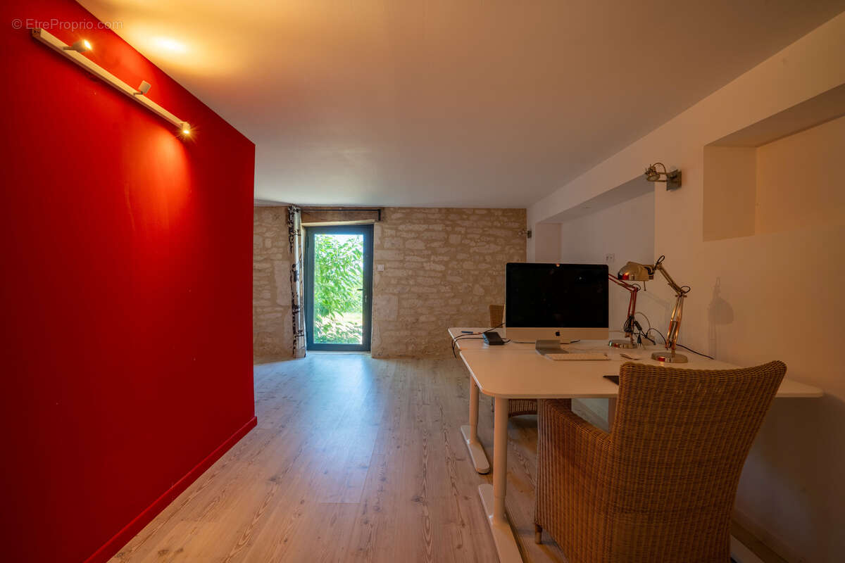 Propriété de caractère en pierre avec vue dominante, piscine et dépendance - photo 15