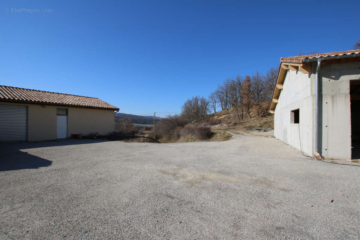Drôme un beau site dans un environnement verdoyant - bâtiments surface 700 m2 - terrain 27 610 m2 - photo 3