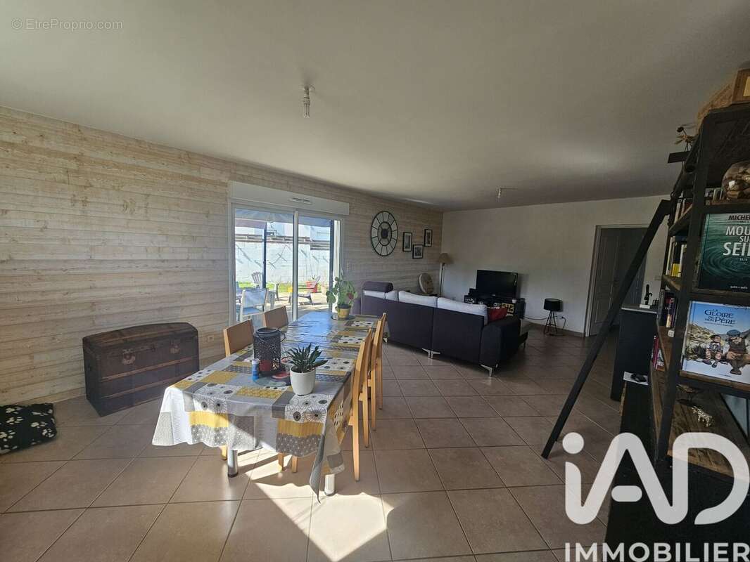 Photo 2 - Maison à ROULLET-SAINT-ESTEPHE