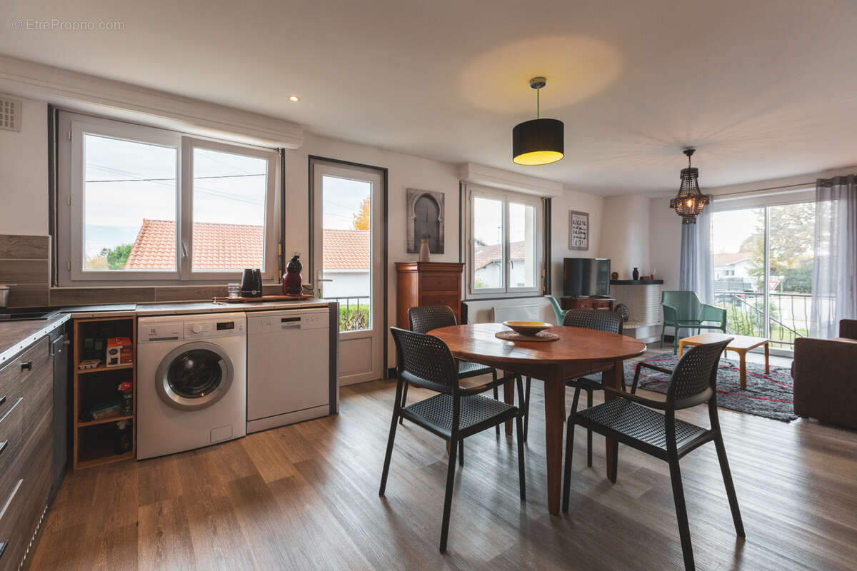 Appartement à ANGRESSE