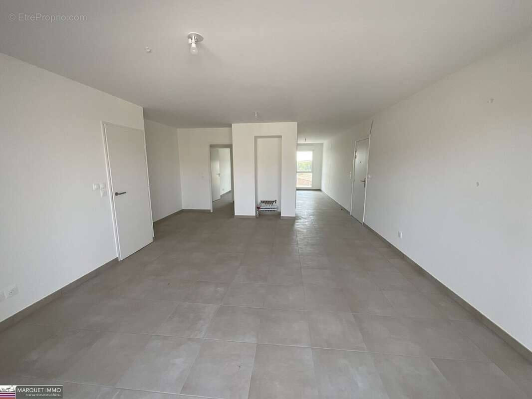 APT T4 offrant 90 m² avec terrasse 18 m² et 6 m² et parking au 6° étage avec ascenseur... - photo 3