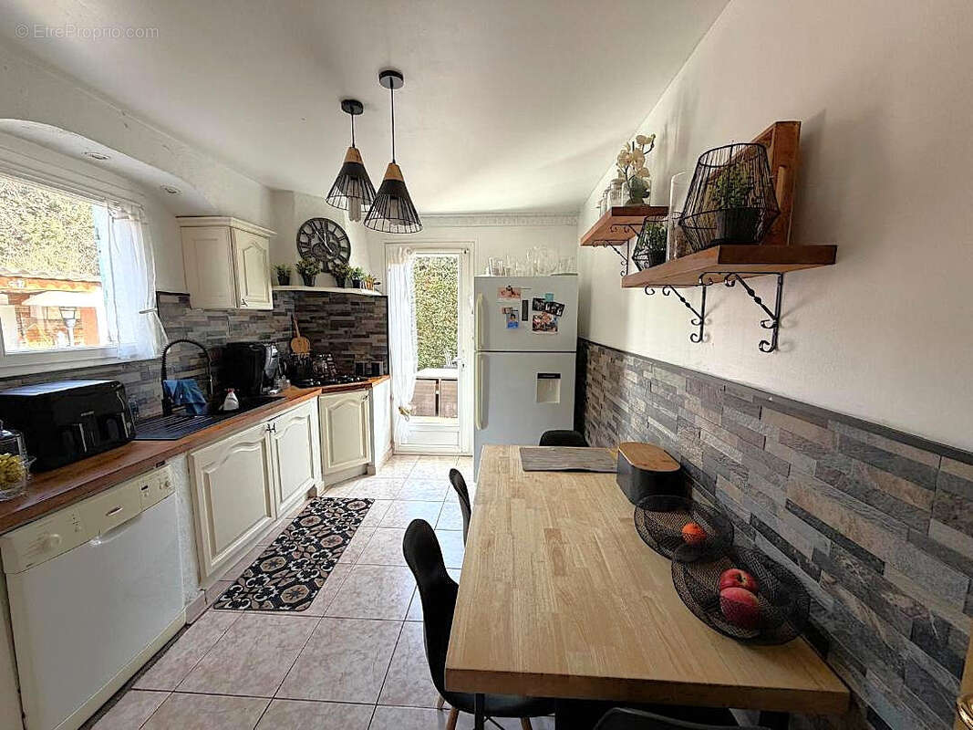 Maison à CHATEAUNEUF-LE-ROUGE