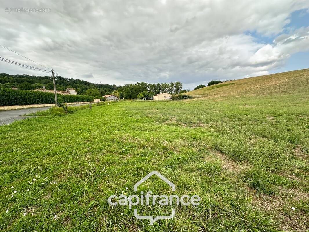 Terrain à SAINT-CAPRAIS-DE-LERM
