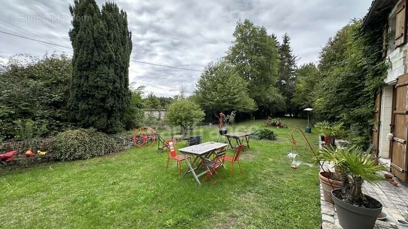 À vendre , Authentique longère charentaise de 186 m² habitables avec grand terrain arboré à Berneuil - photo 4