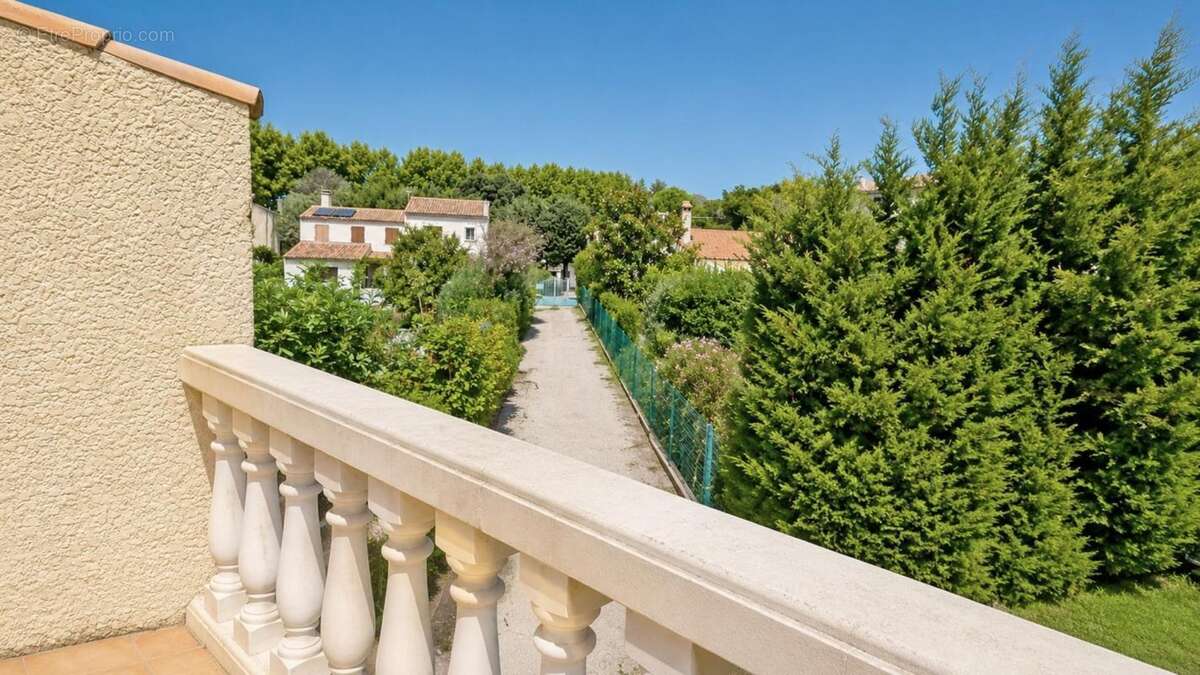 EYGUIÈRES (13)  Belle maison familiale de 165 m² avec piscine, 5 chambres, proche du centre village - photo 20