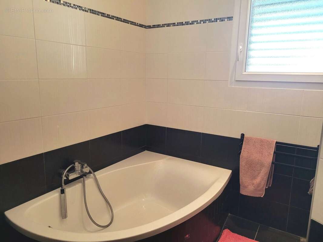 Maison contemporaine de plain-pied avec piscine, pool house. - photo 8