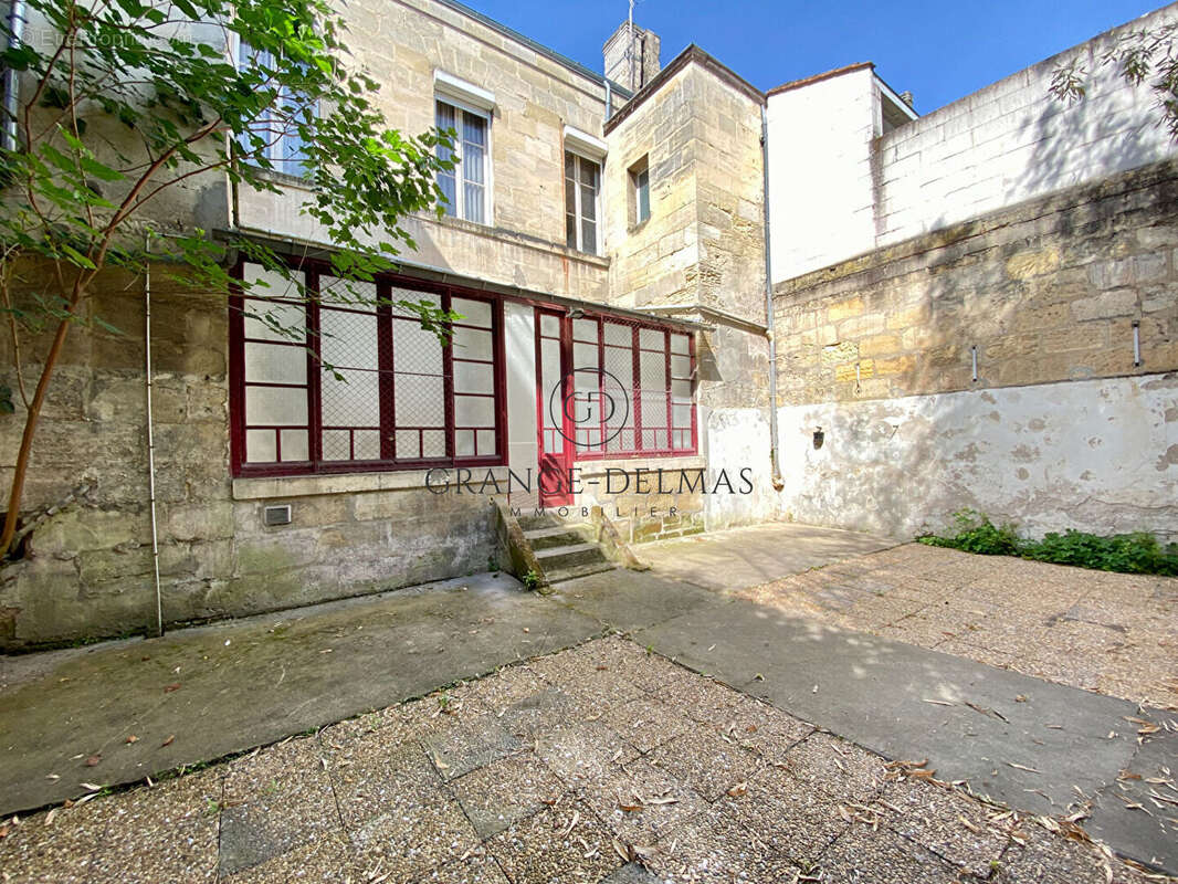 Maison en pierre R+1 avec jardin - CHARTRONS - photo 10