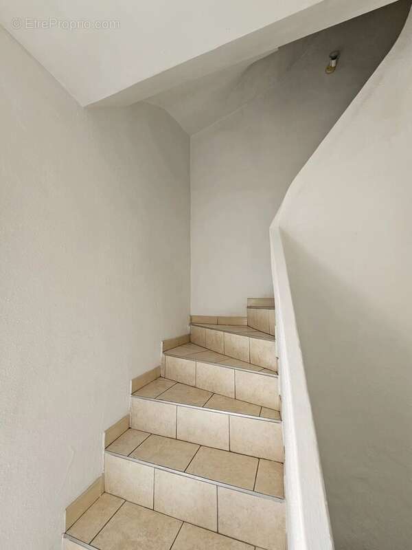 Maison de village en pierres T4 en bon état général - photo 9