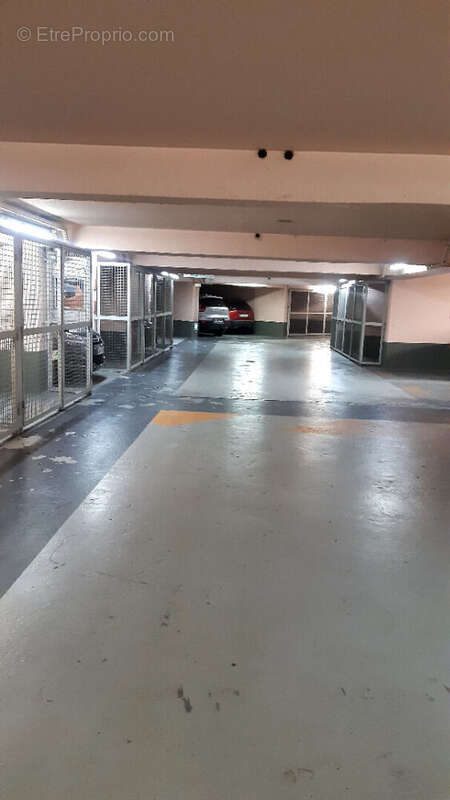 Parking à PARIS-16E