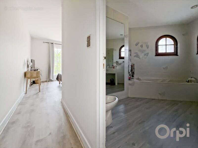Non loin de FLEURANCE, maison traditionnelle de plain pied de 160 m² habitable avec double garage et jardin autour - photo 9