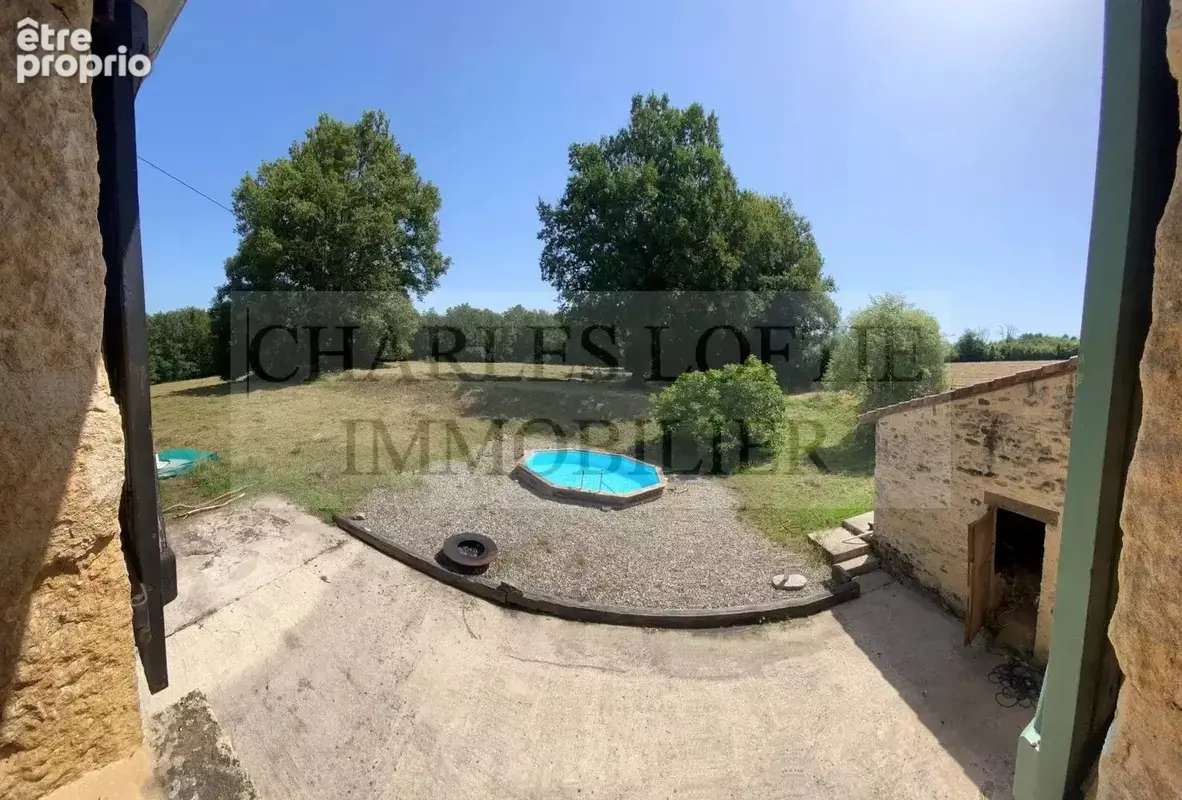 Charmante maison en pierre, grangette sur un plus de 2,5 ha de terrain - photo 2