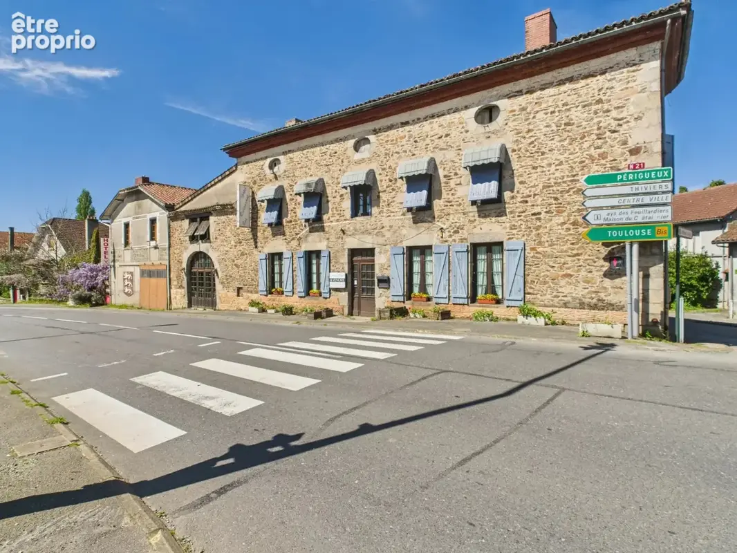 Une auberge historique au fort potentiel au cœur de Châlus - photo 1