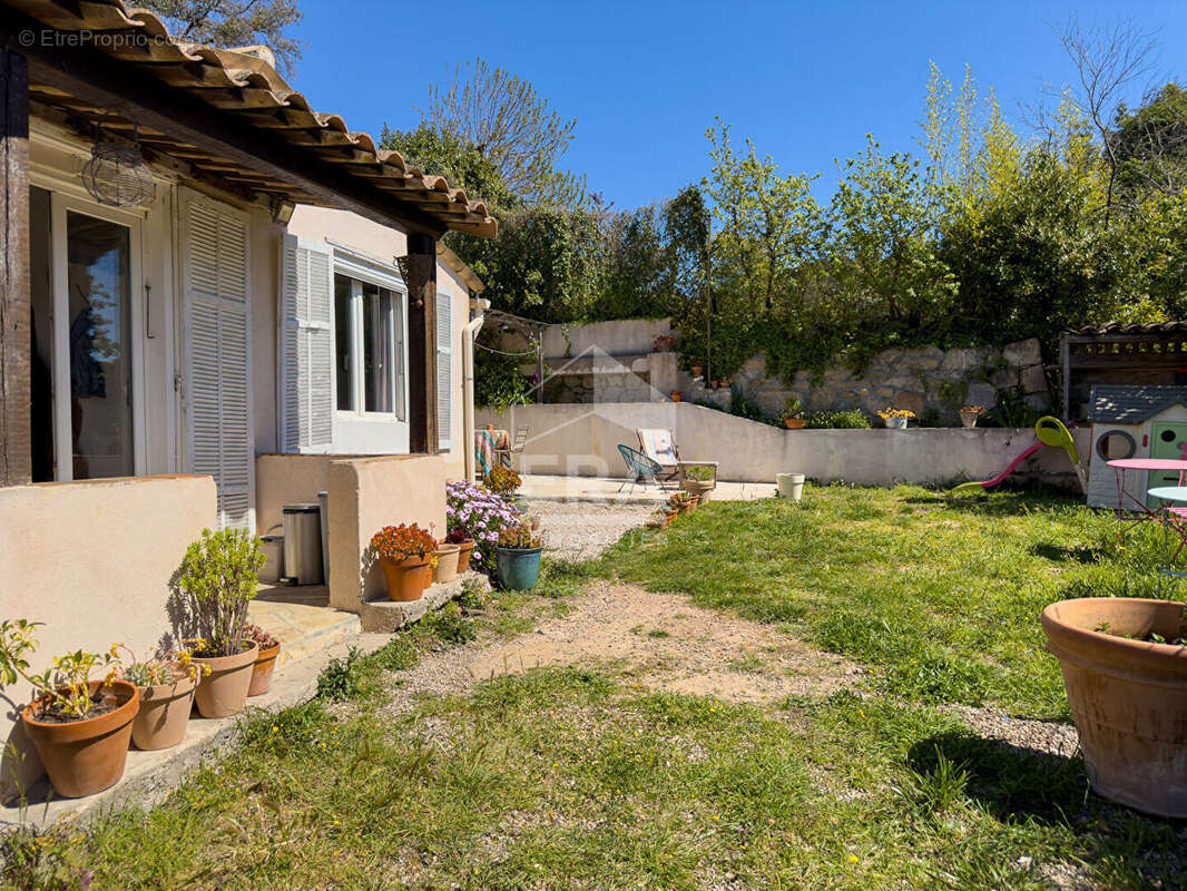 Maison à LA ROQUETTE-SUR-SIAGNE