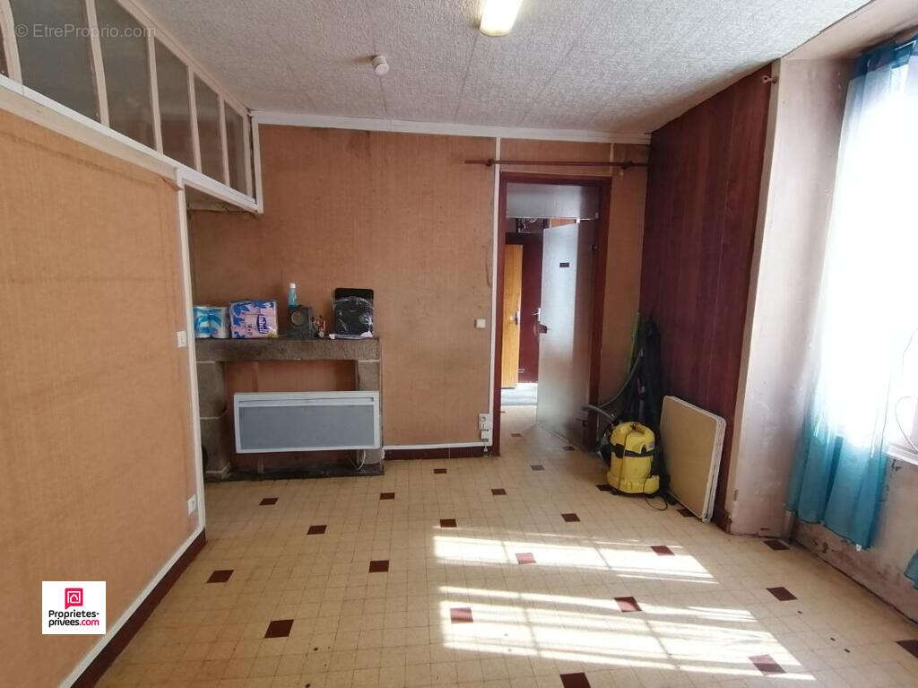 CARROUGES (61320) Maison de bourg, 4 pièces, 3 chambres , 75 m2 environ PRIX  35500  honoraires 12,70% inclus à la charge de l'a - photo 8